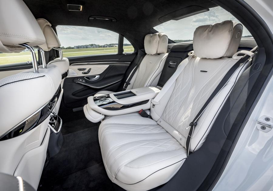 Интерьер Mercedes-AMG S63 4Matic+ Lang 2017 года  (WW) (фото 54 из 105)